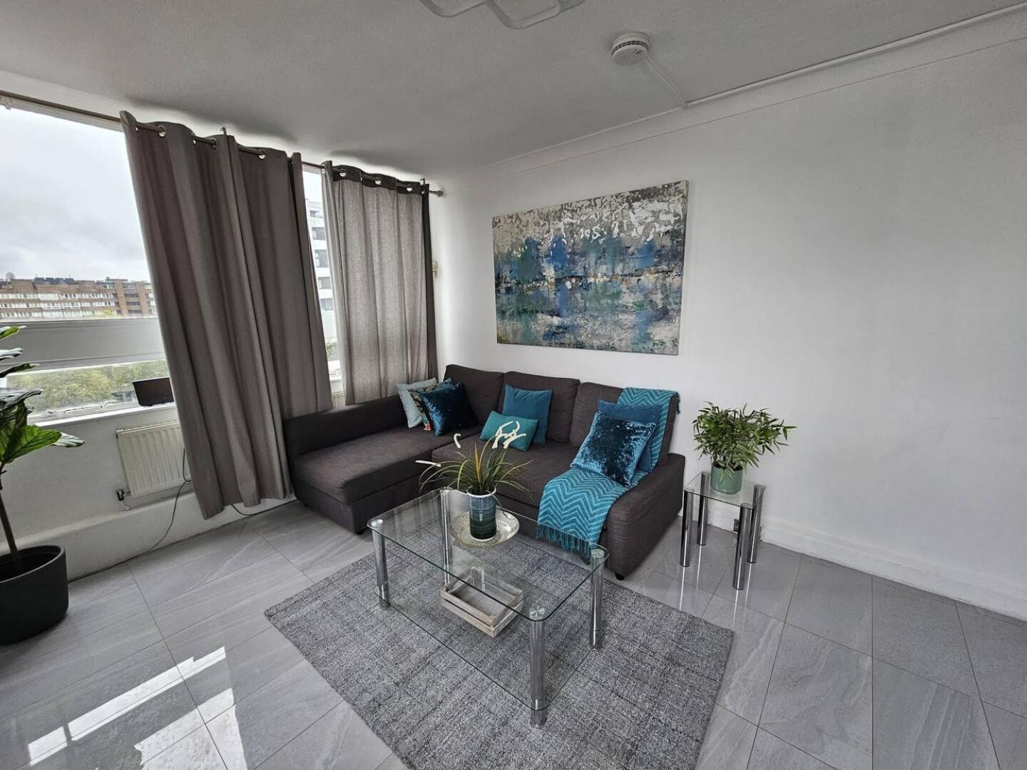 Apartment 2 Bedroom Flat In London